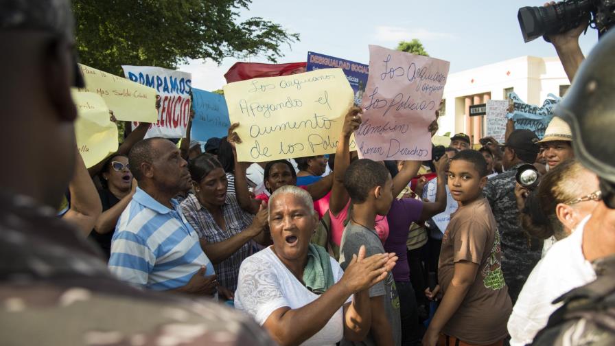 Marchan a favor de mejores condiciones de vida para los policías Marchan a favor de mejores condiciones de vida para los policías