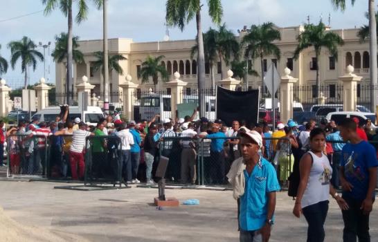 Exigen frente al Palacio Nacional mejorar condiciones de vida de los policías