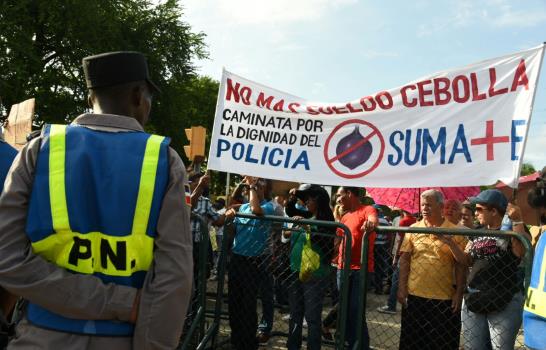 Familiares de policías exigen salario base de 25 mil pesos y aplicar ocho horas de ley laboral