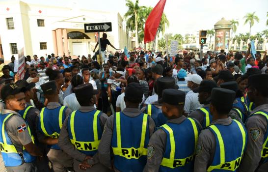 Familiares de policías exigen salario base de 25 mil pesos y aplicar ocho horas de ley laboral