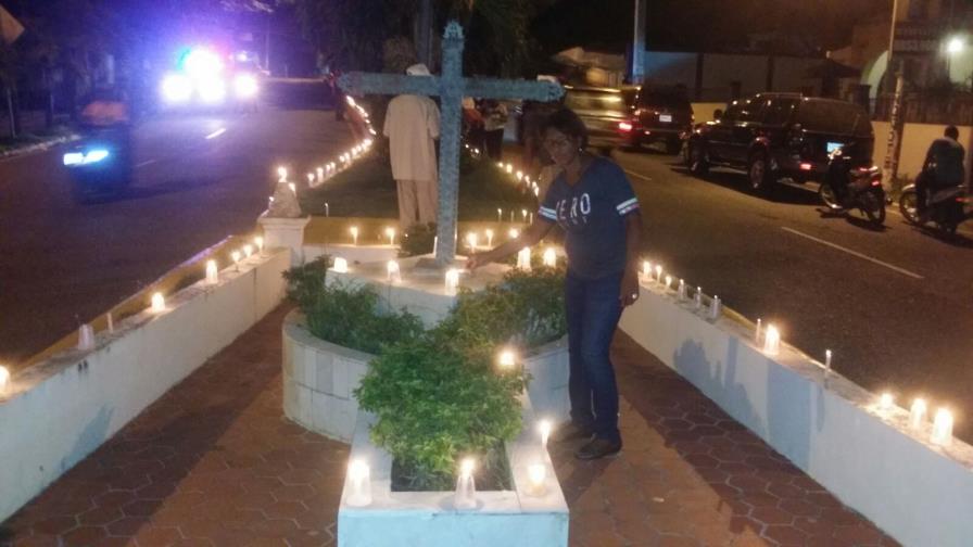 Seibanos hacen encendido de velas exigiendo una cárcel del nuevo modelo