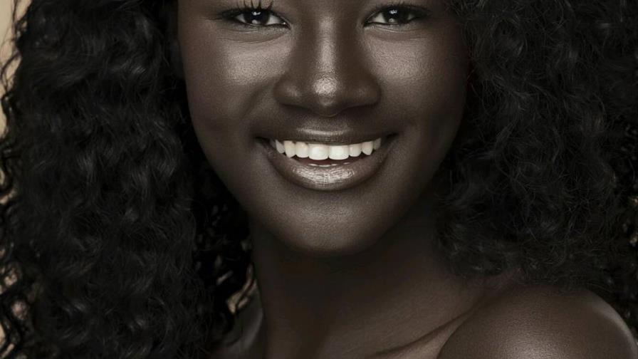 Khoudia Diop, la modelo que triunfa por su impactante tono de piel 