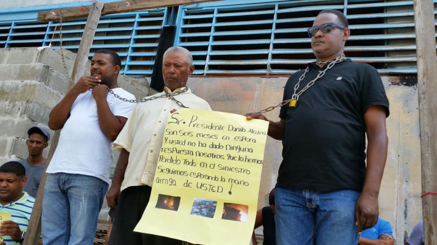 Comerciantes de mercado en Dajabón se encadenan en reclamo de ayuda tras incendio