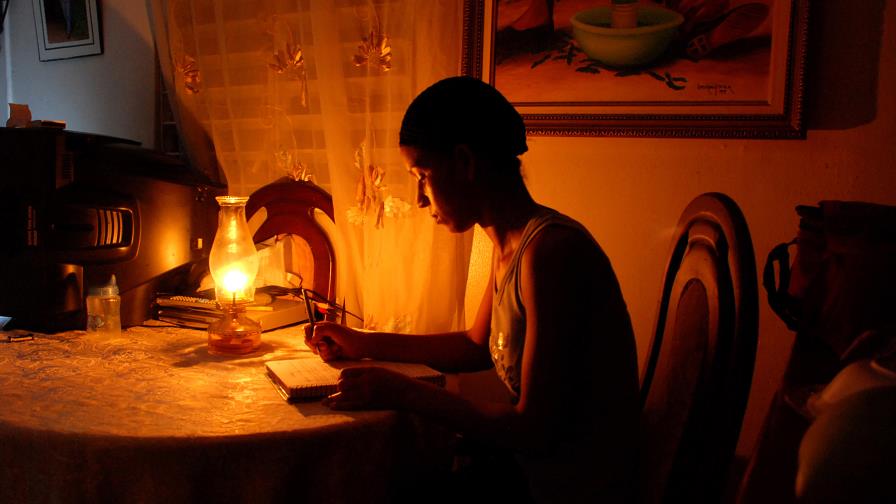 Denuncian apagón de 24 horas en residencial de Santo Domingo Este