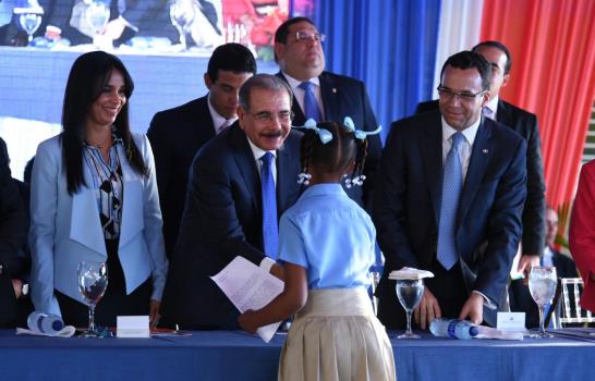 El presidente Medina inaugura escuela en San Cristóbal  
