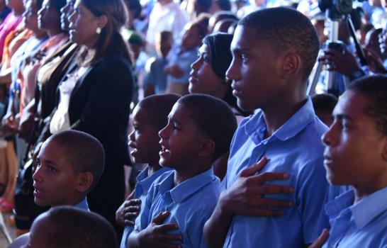 El presidente Medina inaugura escuela en San Cristóbal  