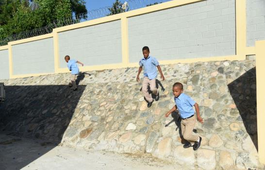 El presidente Medina inaugura escuela en San Cristóbal  