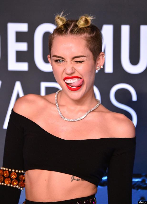 Miley Cyrus dice que su primera relación fue con una chica