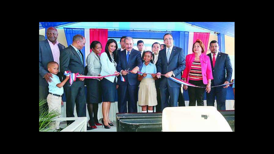 Presidente inaugura una escuela básica en San Cristóbal