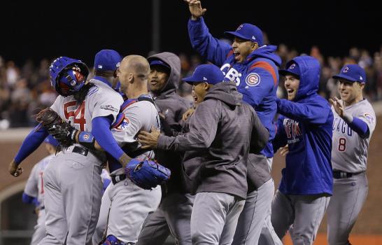 Los Cachorros están en la Serie de Campeonato, le arrebatan un juego casi en poder de San Francisco