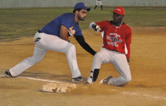 Equipos Domingo Guzmán A y B avanzan en el sóftbol del Distrito Nacional