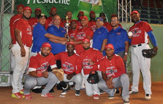 Equipos Domingo Guzmán A y B avanzan en el sóftbol del Distrito Nacional