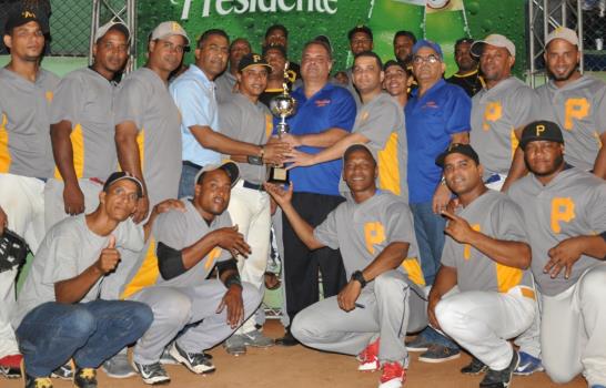 Equipos Domingo Guzmán A y B avanzan en el sóftbol del Distrito Nacional