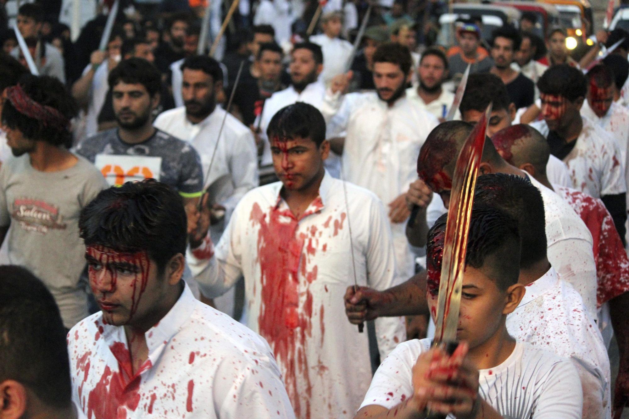 Unos iraquíes musulmanes chiíes se flagelan con espadas durante la festividad religiosa de la Achura (Ashura) en Bagdad, Irak, hoy, miércoles 12 de octubre de 2016.