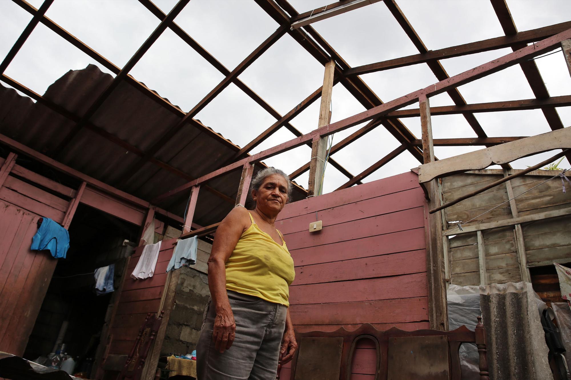 Una mujer es vista en la sala de su casa el jueves 6 de octubre de 2016, afectada por el paso del huracán Matthew, en la ciudad de Baracoa (Cuba). 