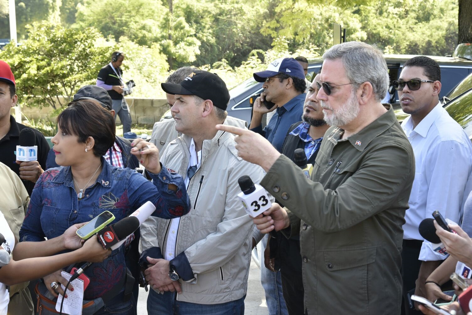 Funcionarios del Gobierno dominicano mientras coordinaban la salida de la ayuda hacia Haití.