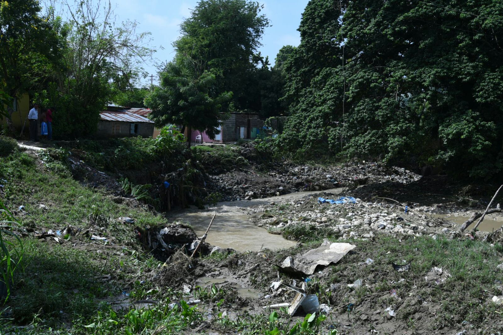 Vista de residentes en el barrio Milito, en Moca, afectados por las inundaciones.