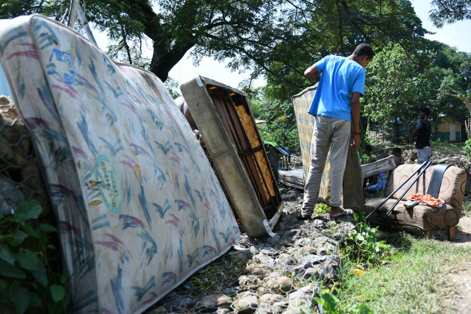 Vista de residentes en el barrio Milito, en Moca, afectados por las inundaciones.