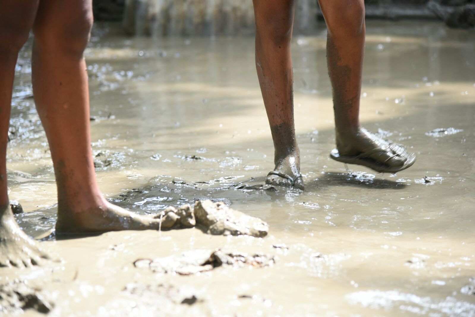 Vista de residentes en el barrio Milito, en Moca, afectados por las inundaciones.