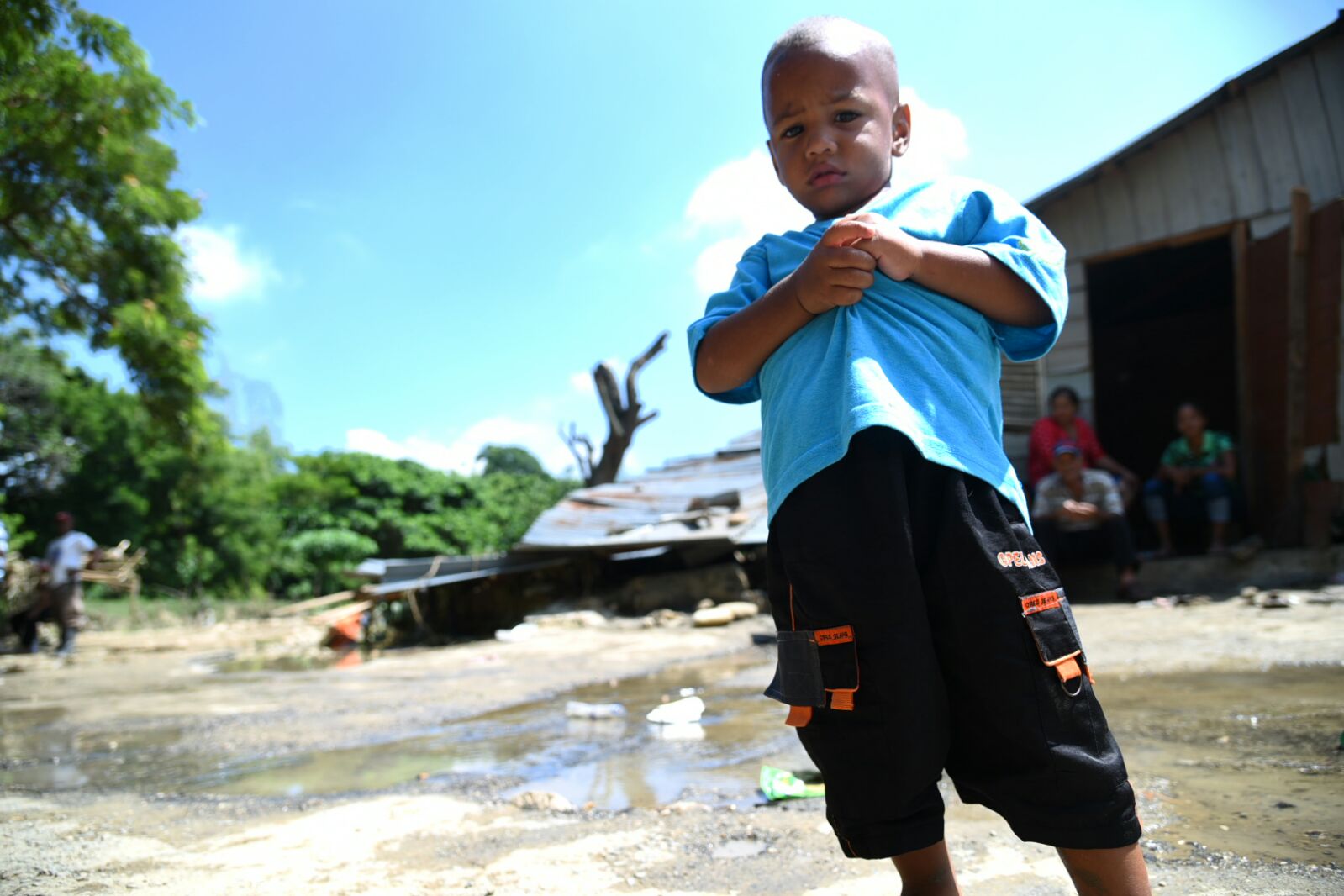 Vista de residentes en el sector Los Panchos, en Moca, afectados por las inundaciones. 