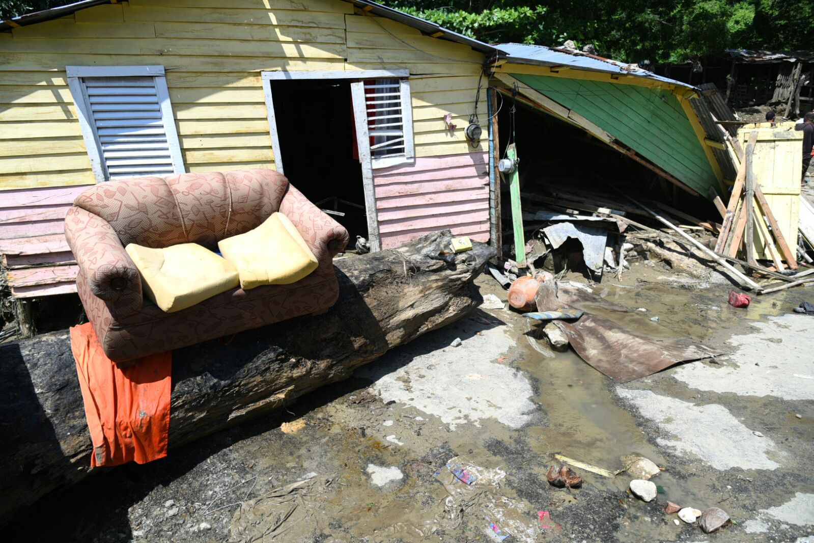 Vista de residentes en el sector Los Panchos, en Moca, afectados por las inundaciones. 