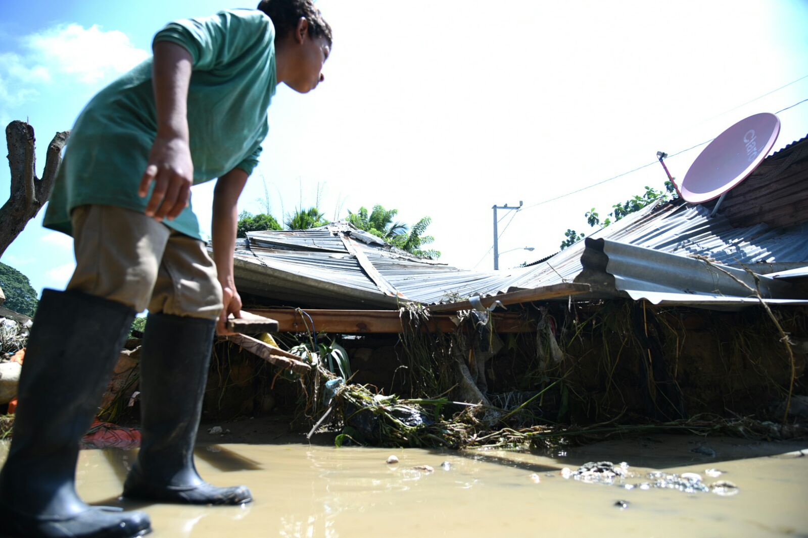 Vista de residentes en el sector Los Panchos, en Moca, afectados por las inundaciones. 