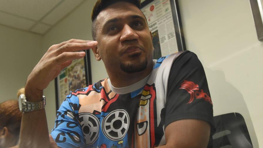 Silvio Mora calienta   su carrera con el tema ¿Dónde está el puerco?