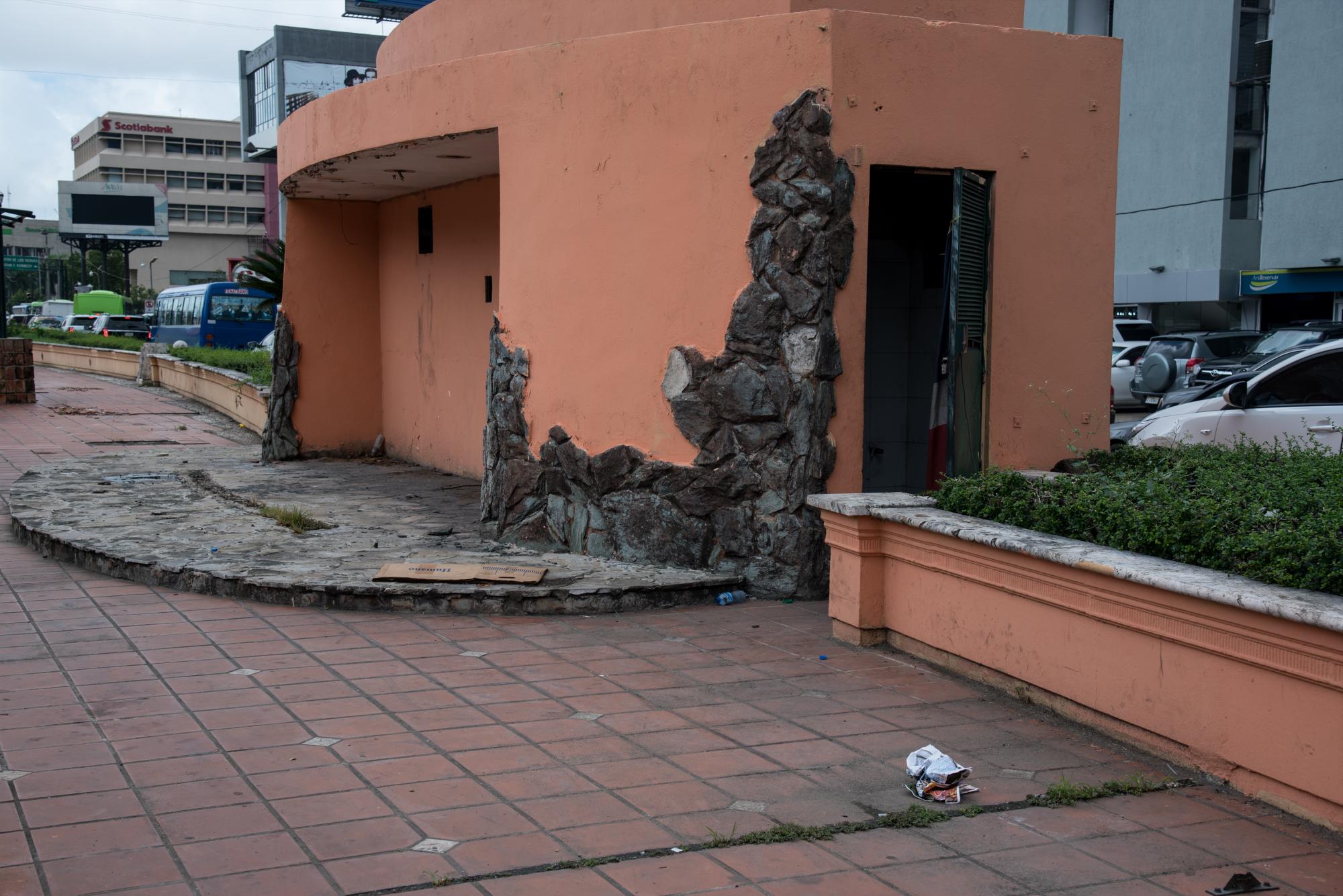 Vista de uno de los baños públicos del Bulevar de la avenida 27 de Febrero.