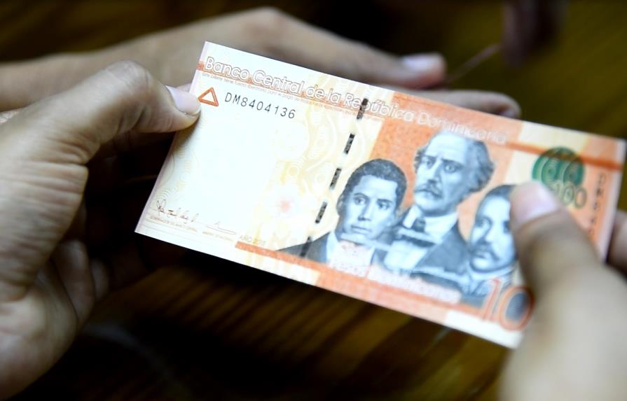La difícil tarea del no vidente para saber el valor de un billete dominicano