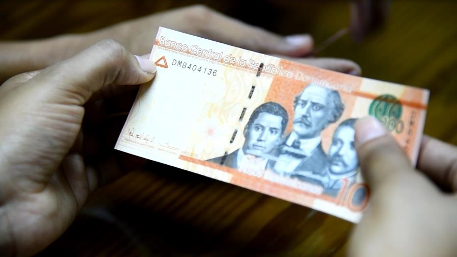 La difícil tarea del no vidente para saber el valor de un billete dominicano