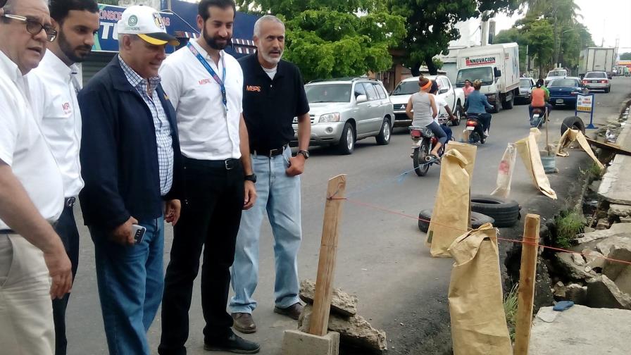 Obras Públicas evalúa daños ocasionados por crecida de río en barrios de Moca Obras Públicas evalúa daños ocasionados por crecida de río en barrios de Moca