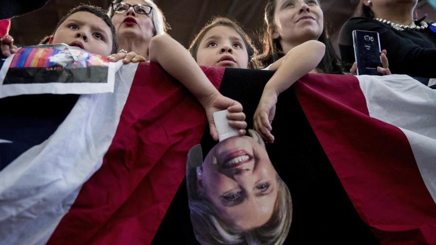 Hillary Clinton dice que Donald Trump está desesperado