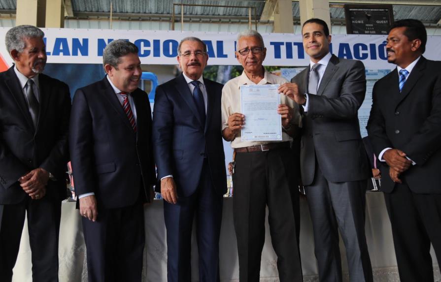 El presidente Medina entregó 576 títulos de propiedad de solares en Los Alcarrizos