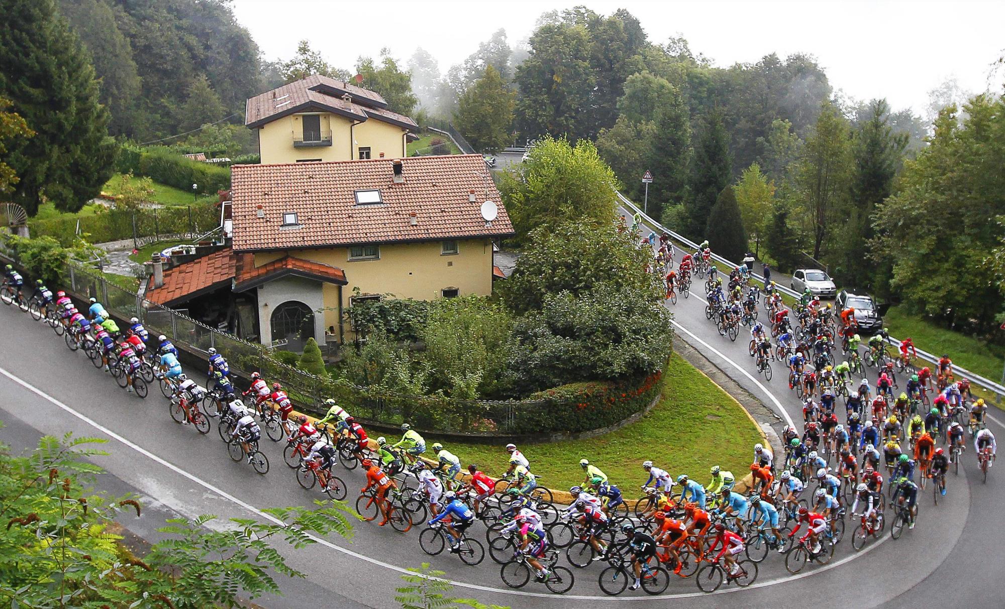 El pelotón de ciclista en el camino en un recorrido de 241 kilómetros de Bergamo, Italia.