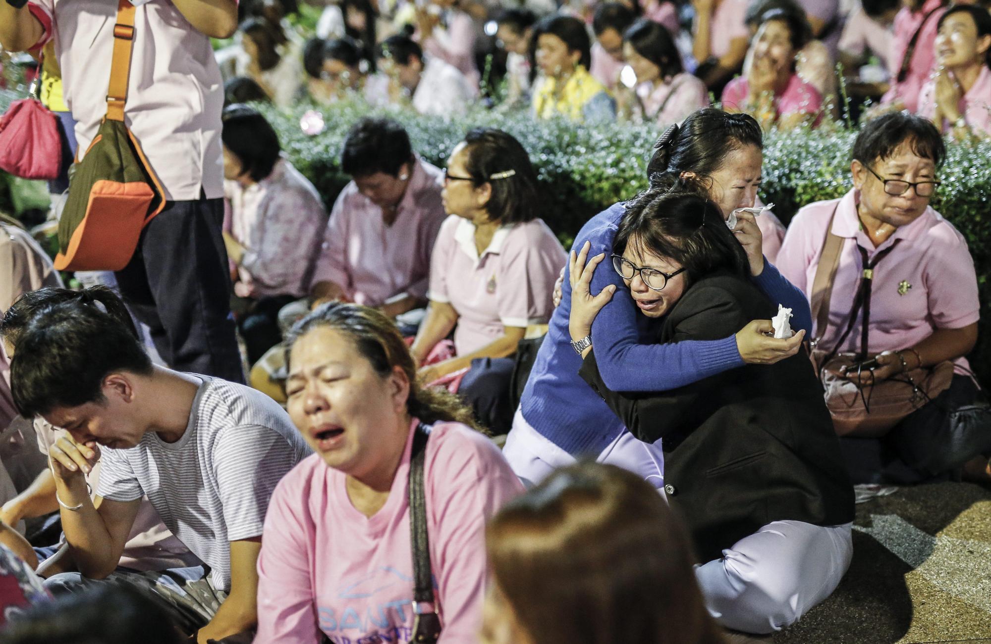 Tailandeses lloran la muerte de su rey Bhumibol Adulyadej
