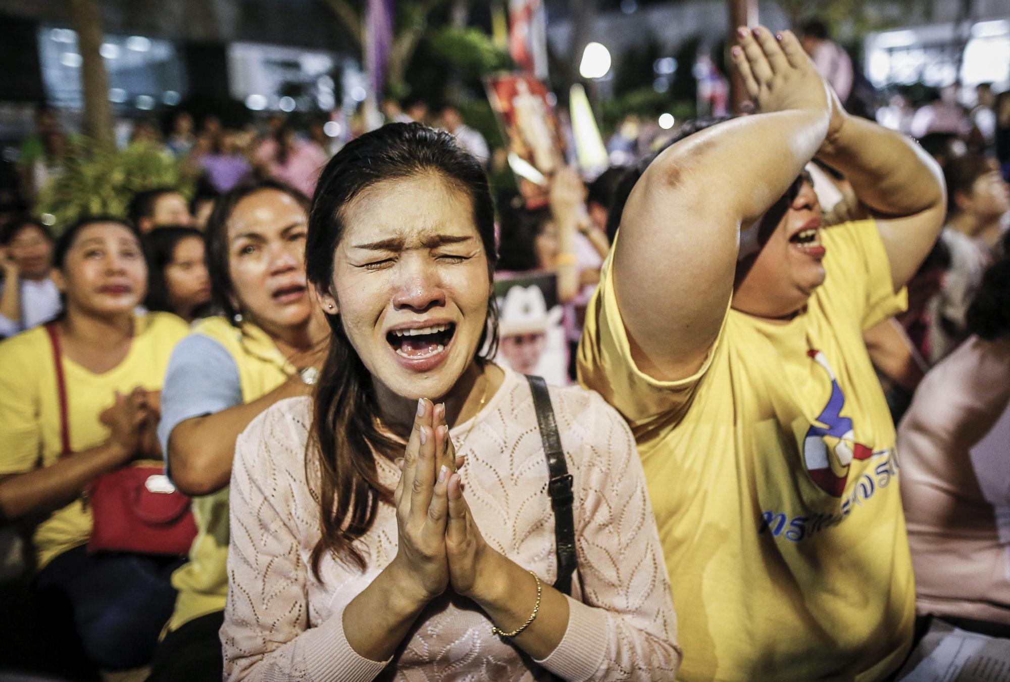 Tailandeses lloran tras conocer el fallecimiento del rey Bhumibol Adulyadej frente al hospital Siriraj, donde permanecía ingresado desde hace más de un año, en Bangkok, Tailandia, hoy, 13 de octubre de 2016. 