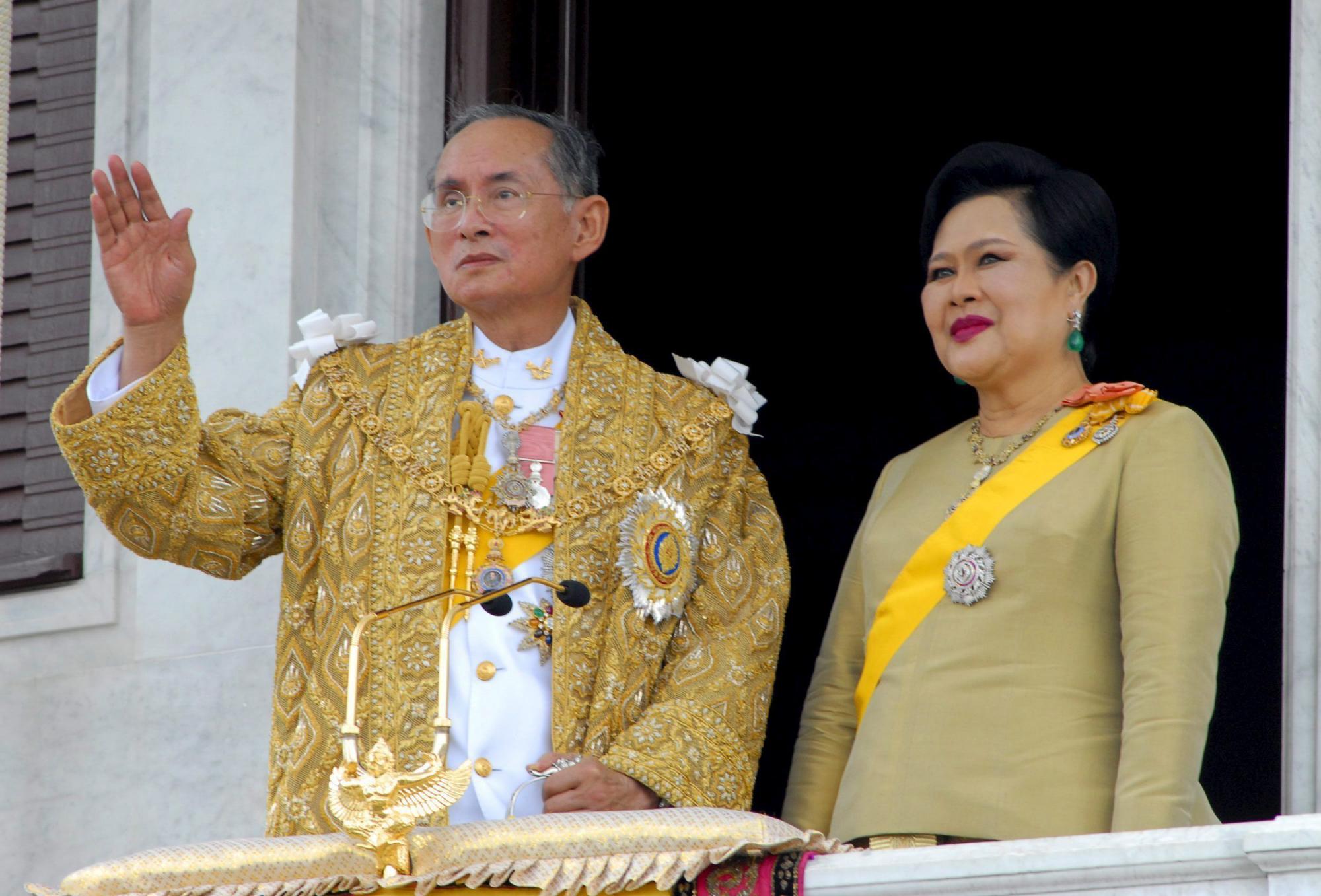 Fotografía de archivo del 5 de diciembre de 2007 del rey de Tailandia, Bhumibol Adulyadej y la reina Sirikit durante una audiencia en la Casa Real con motivo de su 80 cumpleaños. El monarca falleció hoy a los 88 años en un hospital de Bangkok donde se encontraba ingresado desde hace más de un año. 