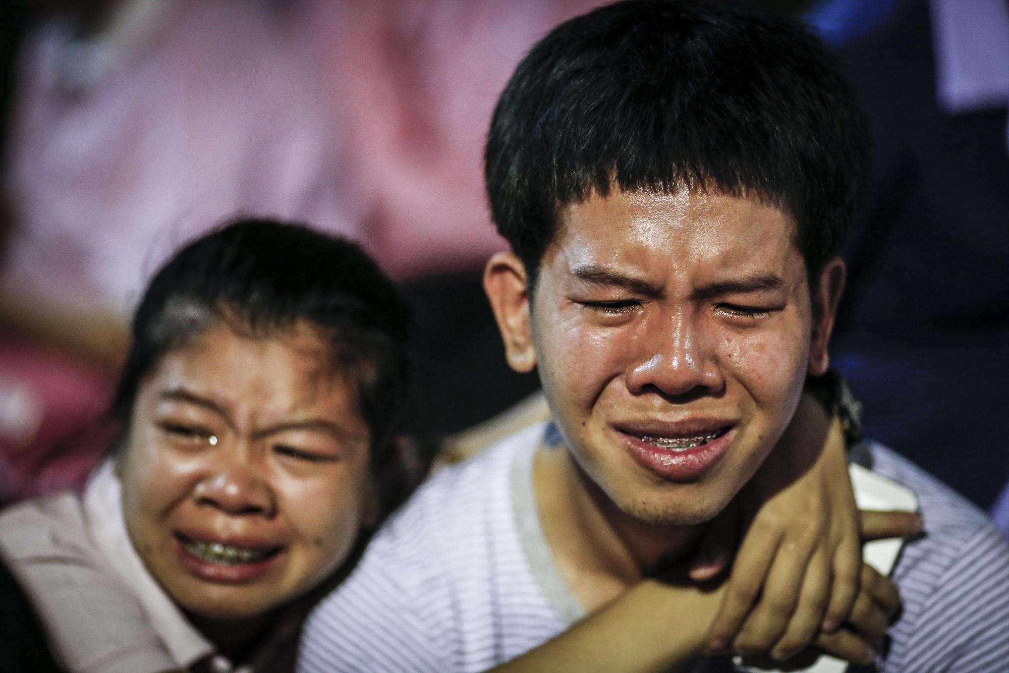 Tailandeses lloran por la muerte del rey Bhumibol Adulyadej frente al hospital Siriraj, donde permanecía ingresado desde hace más de un año, en Bangkok, Tailandia, hoy, 13 de octubre de 2016.