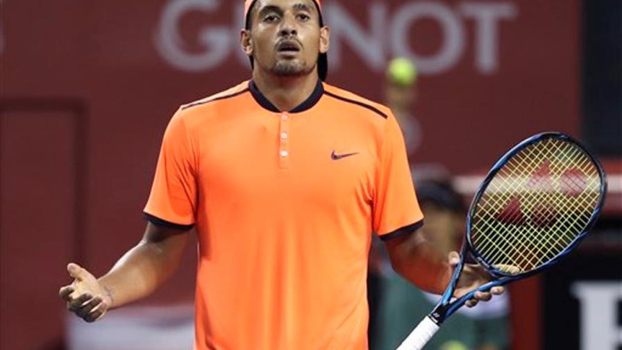Tenista Kyrgios es multado 16.500 dólares por conducta en Shanghai 