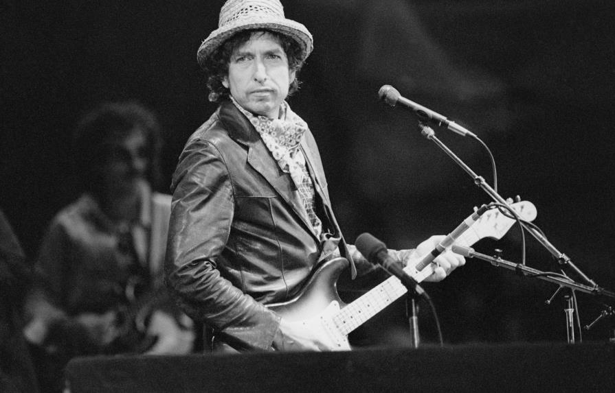 Literatos dominicanos celebran entrega del Nobel al músico Bob Dylan 