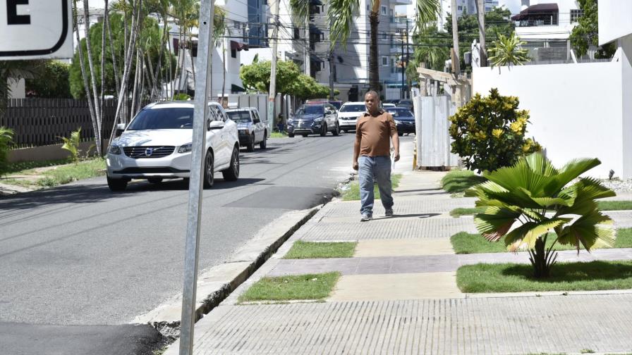 Alcalde Collado le puso “el cascabel al gato” en Naco y reaparecen las aceras Alcalde Collado le puso “el cascabel al gato” en Naco y reaparecen las aceras