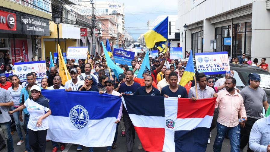 Profesores, empleados y estudiantes de la UASD marchan en Santiago