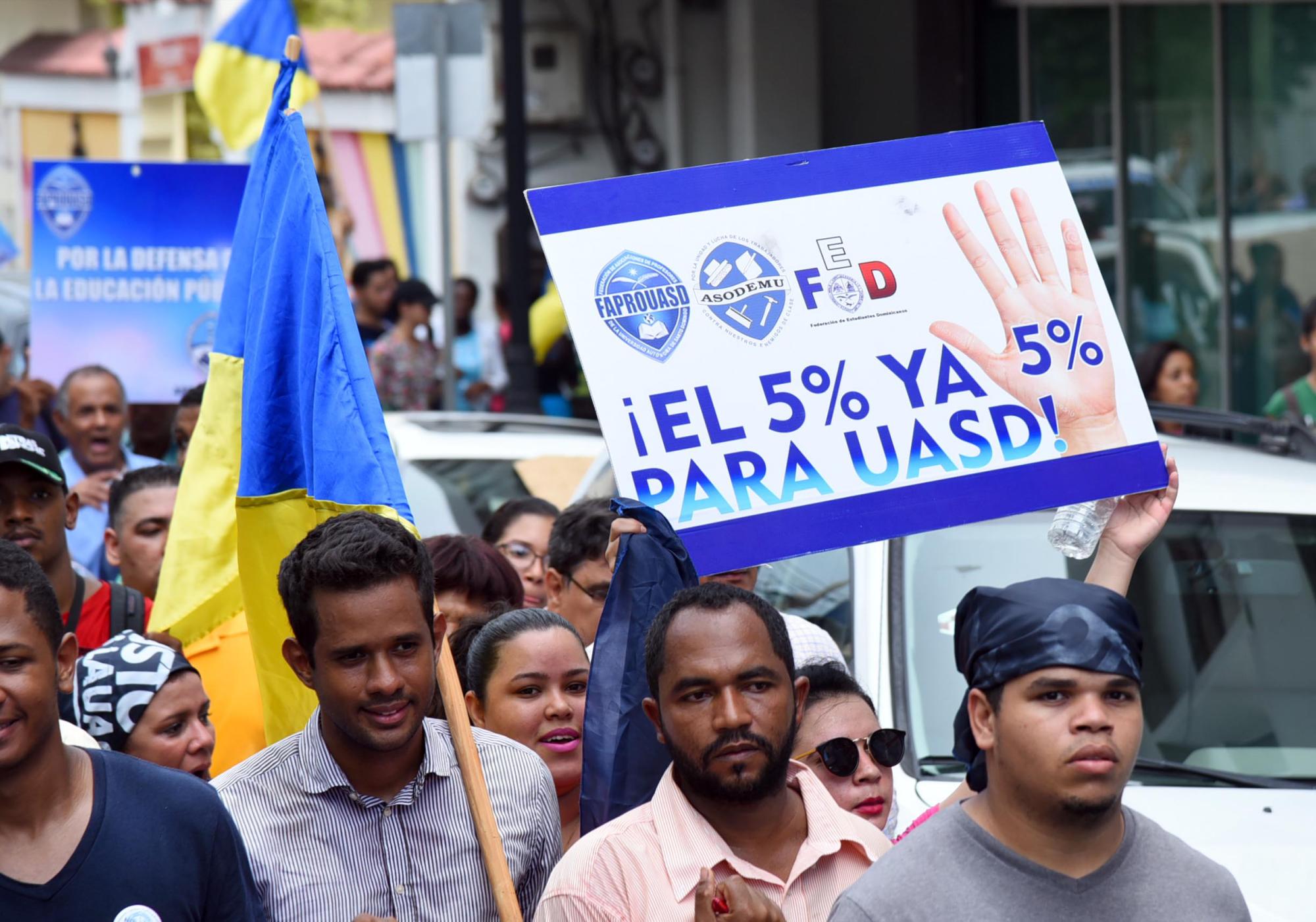 Exigen el 5% para la UASD.