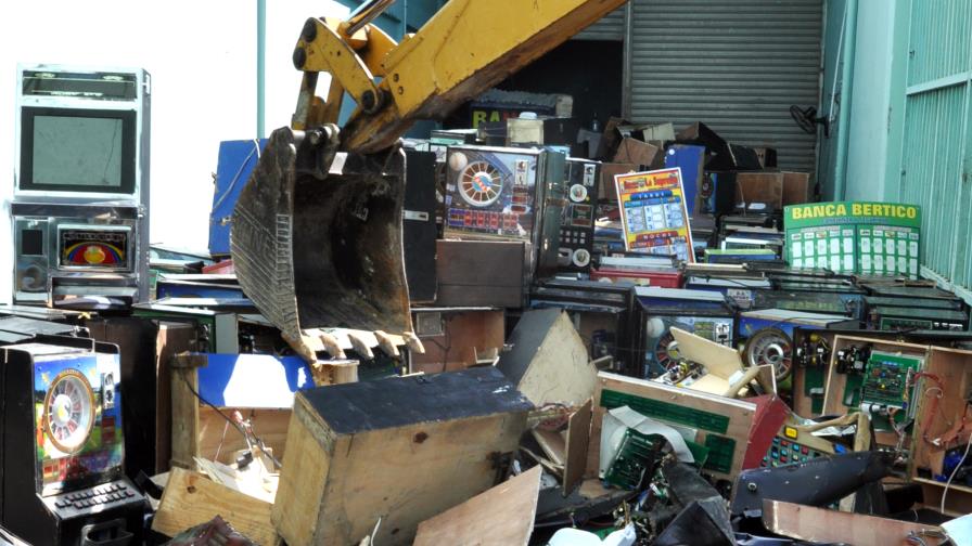 Dirección de Casinos destruye cientos de máquinas tragamonedas