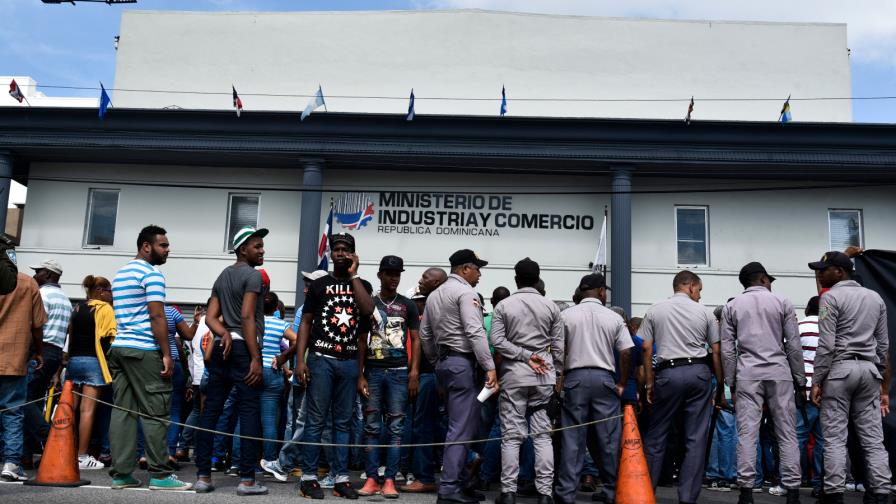 Choferes protestan en las afueras de Industria y Comercio 