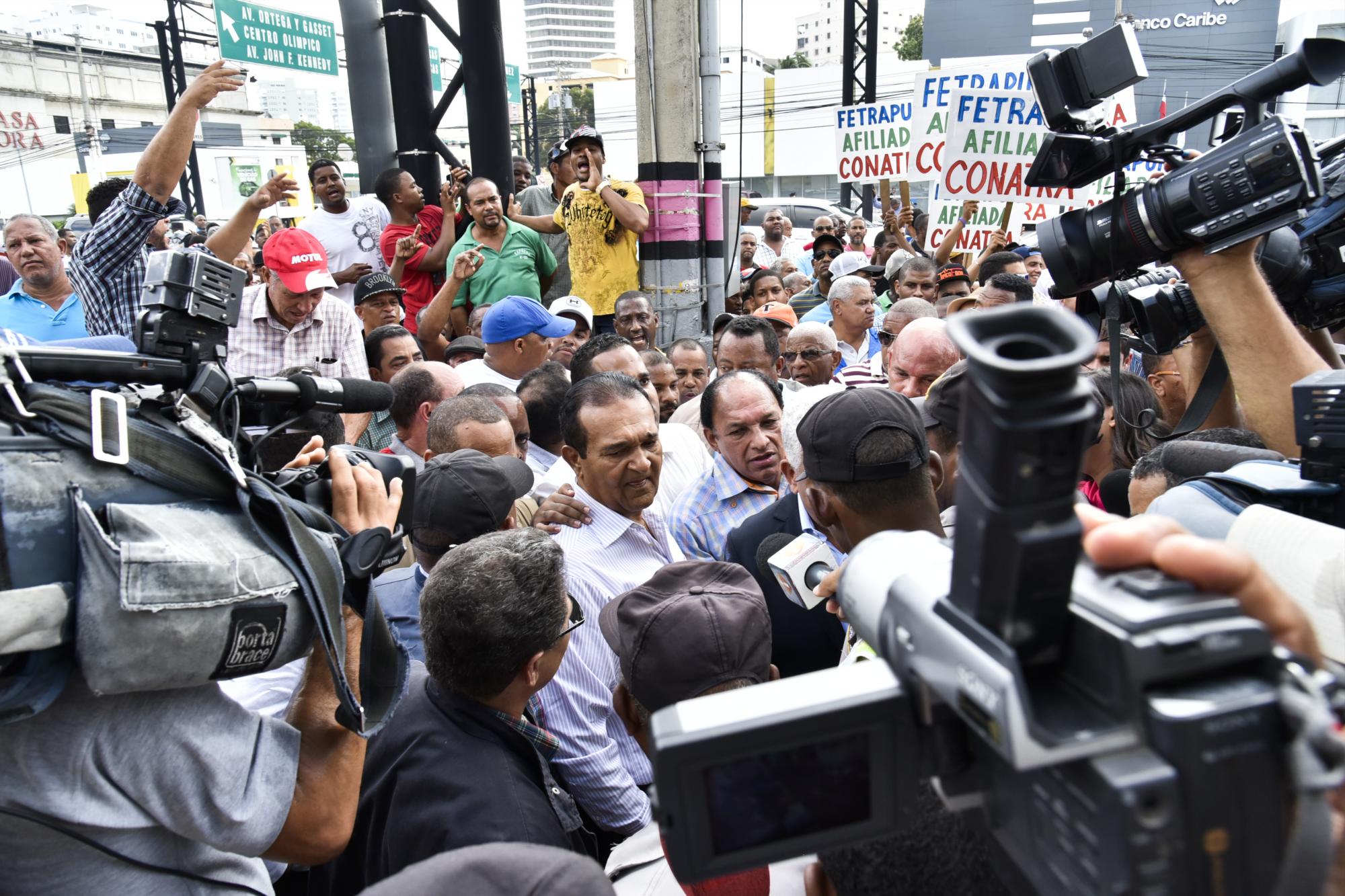 Dirigentes choferiles ofrecen declaraciones a la prensa.