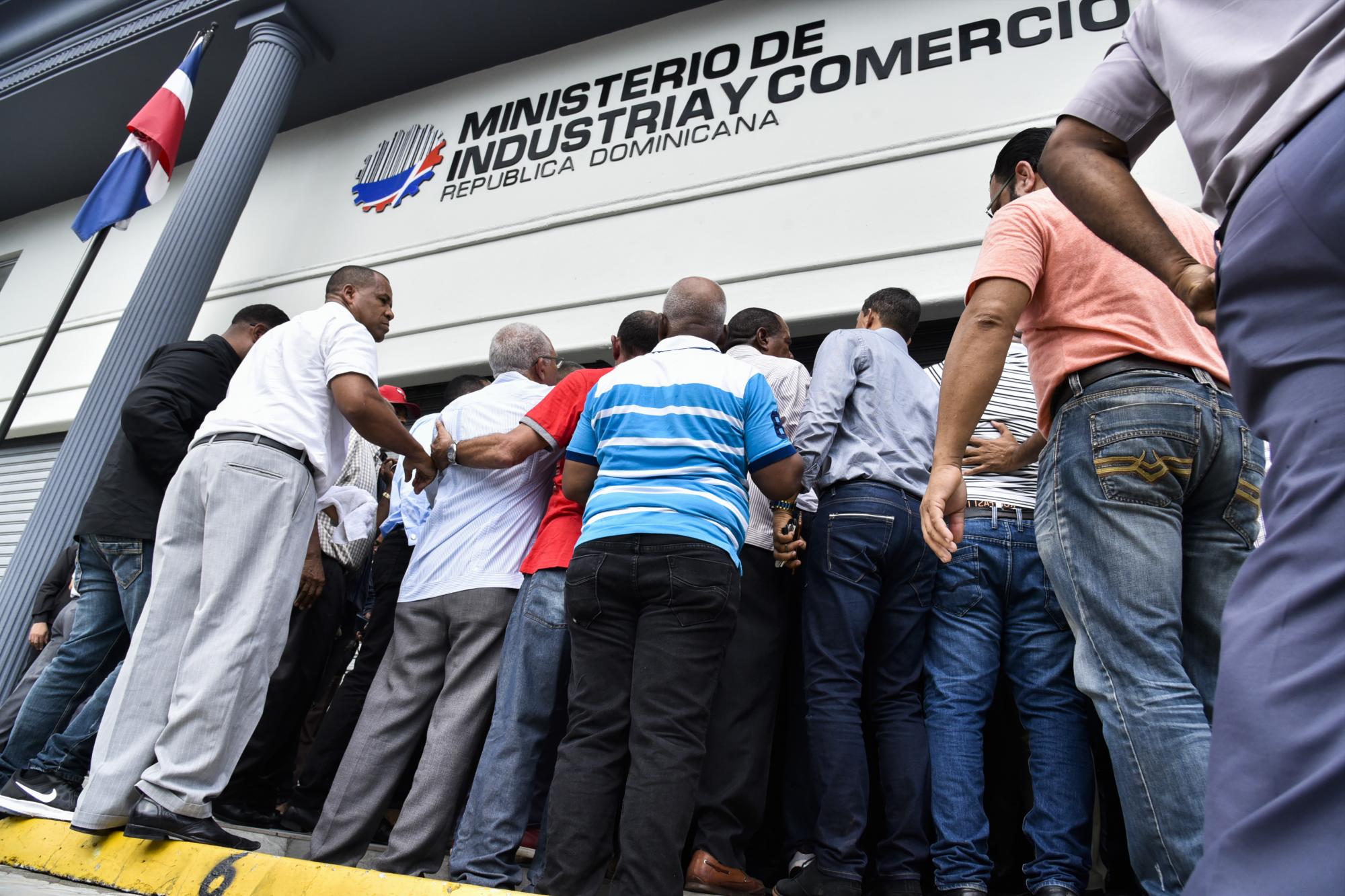 Las puertas del Ministerio de Industria y Comercio tuvieron que ser cerradas. 