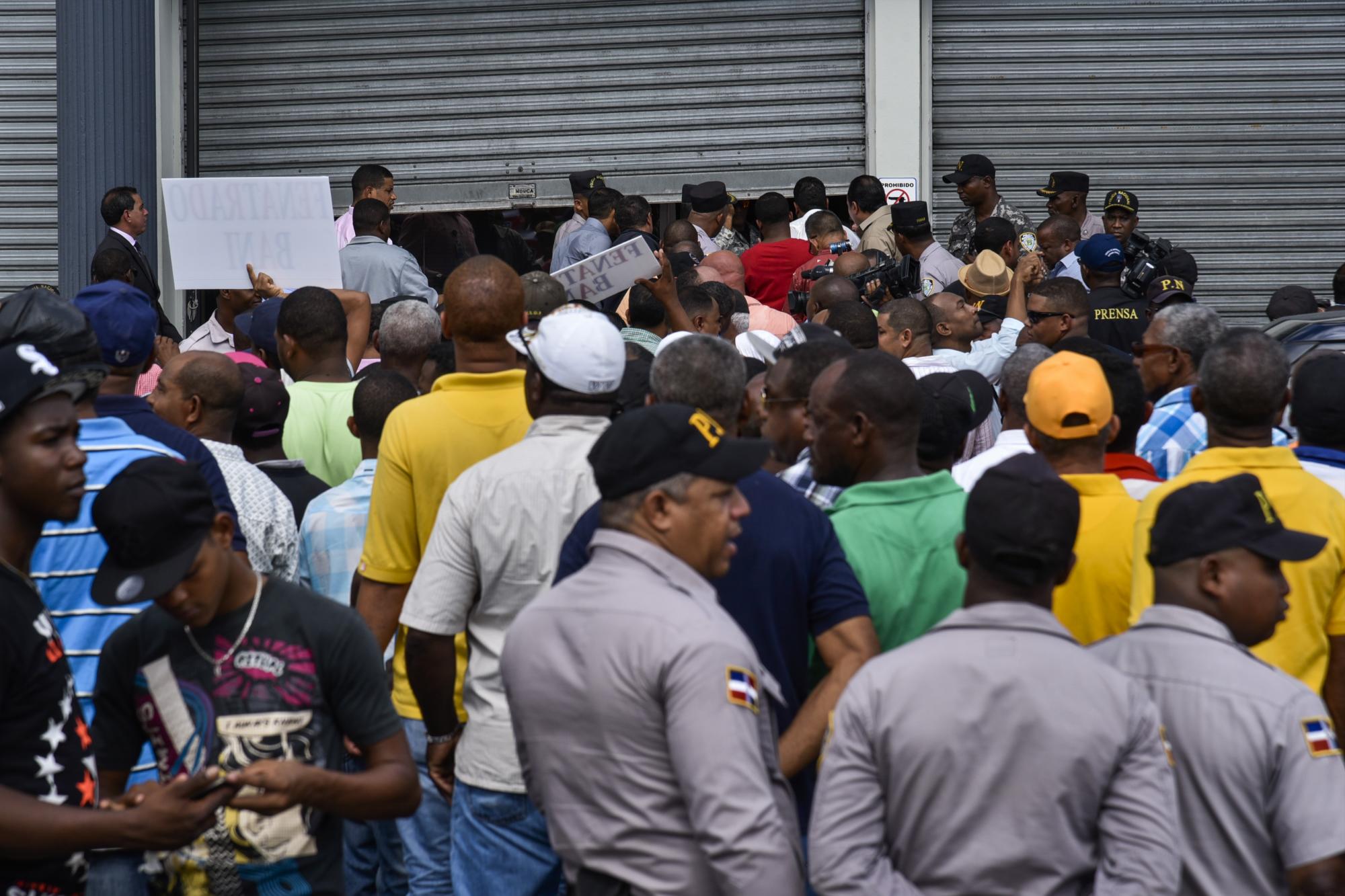 Policías hicieron un cerco para que sindicalistas no entraran a la institución.  