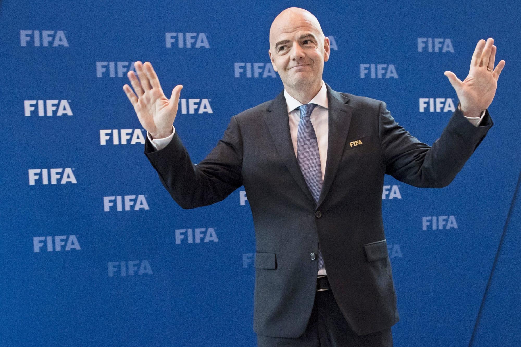 El presidente de la FIFA, Gianni Infantino, saluda durante una rueda de prensa durante la reunión del Consejo de la FIFA en su sede en Zúrich (Suiza).