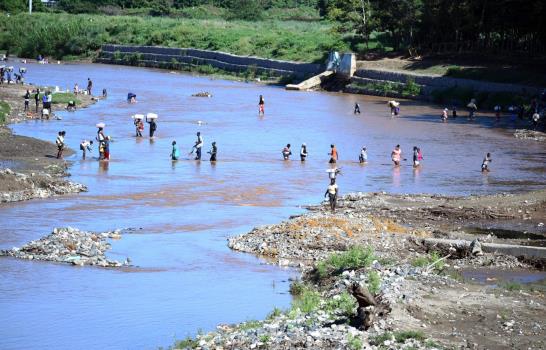 Mercado binacional opera con baja asistencia; Salud Pública hace operativo en la frontera 